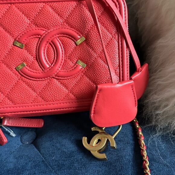 CHANEL Small Filigree Vanity Case Crossbody Bag - Picture 4 of 9